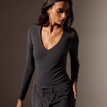 Women s Stretch Lotus Deep V Tee Carbon