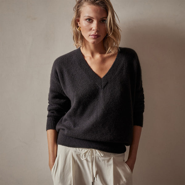 Lightweight Cashmere V Neck Sweater - Black